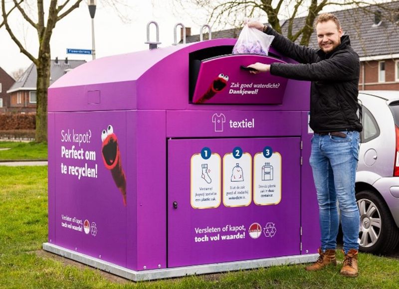 Sietze Bij Paarse Textielcontainer (1)