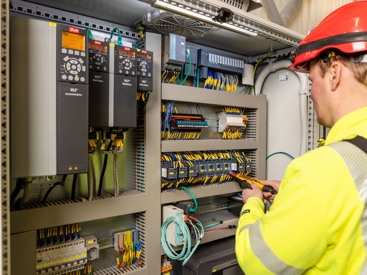 SBI Elektromonteur Bij Elektriciteitskast