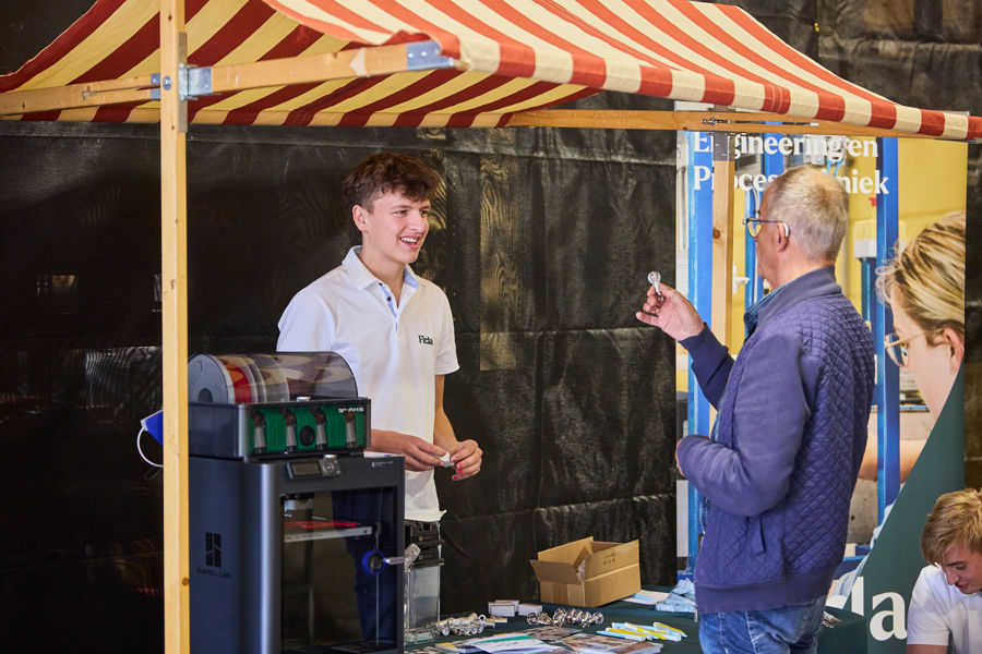 Student Firda tijdens open dag REC