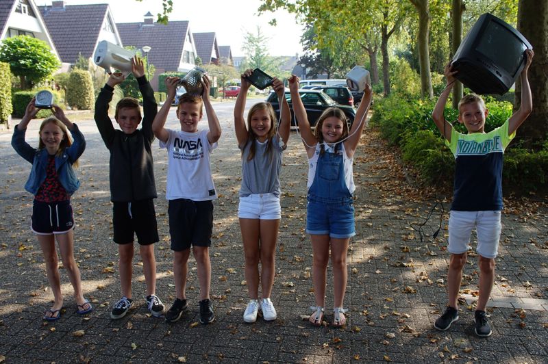 Kinderen halen elektronisch afval op