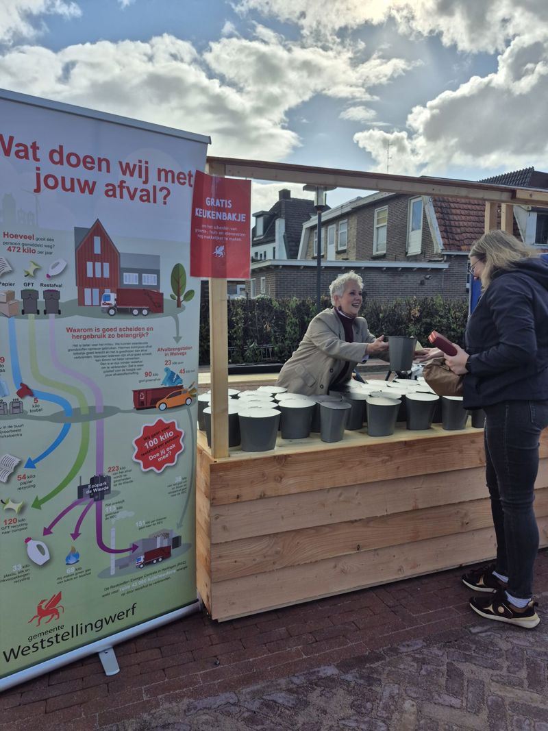 Wethouder Deelt Biobakjes Uit