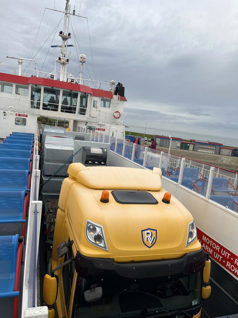 Vrachtwagen Met Containers Op Veerboot