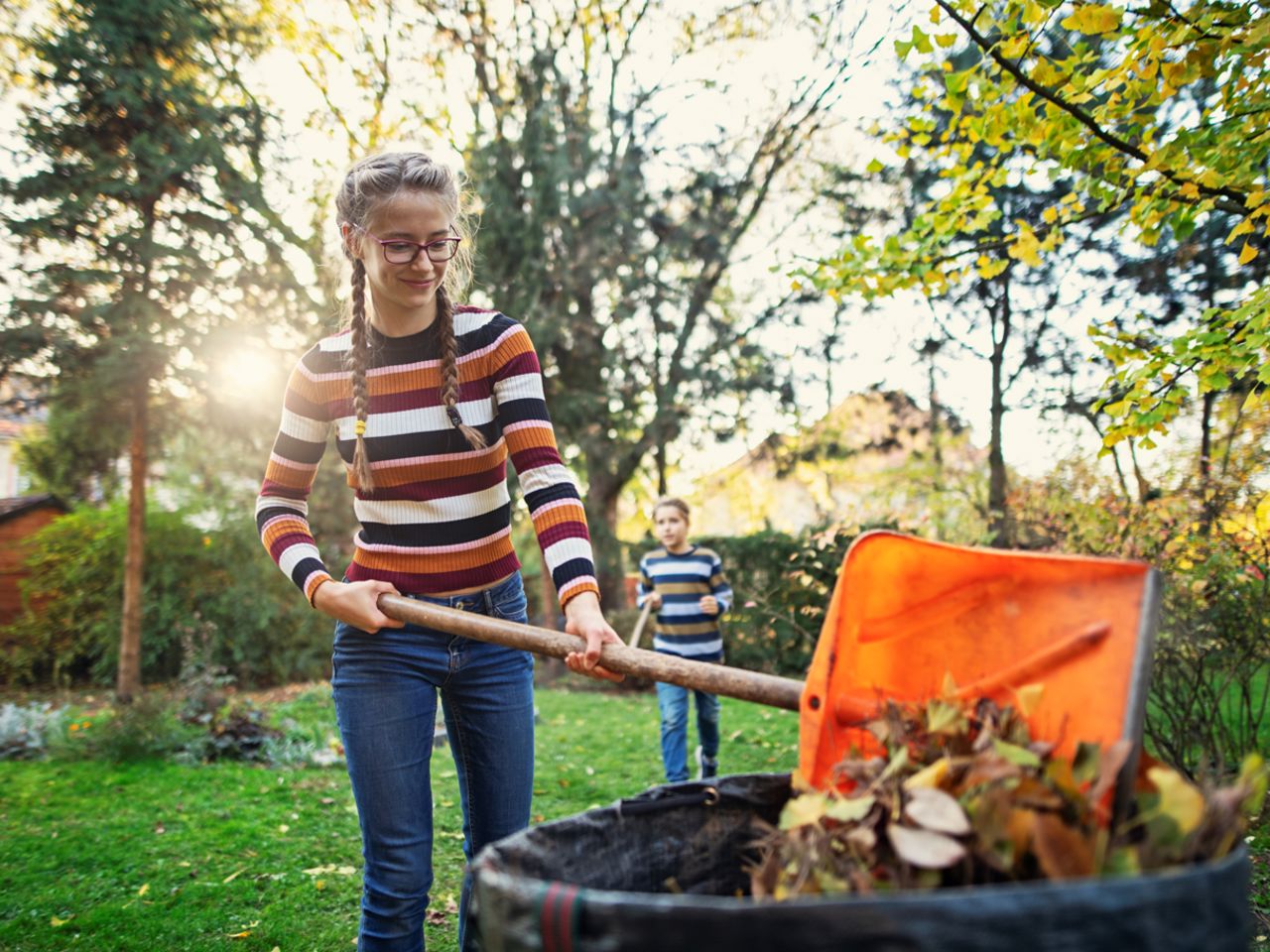 Meisje Schept Bladeren In Compostvat