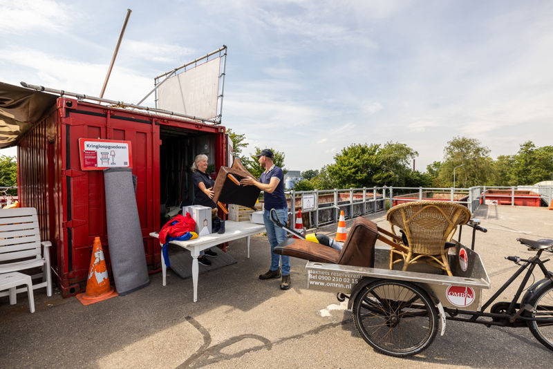 Estafette Container Op Milieustraat Met Bakfiets LR Liggend