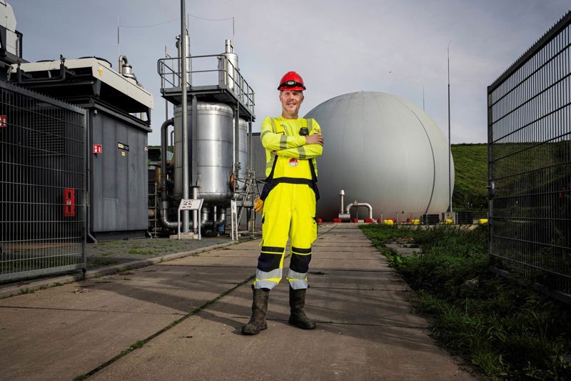 Recycling Niels Operator Bij Gasinstallatie LR Liggend