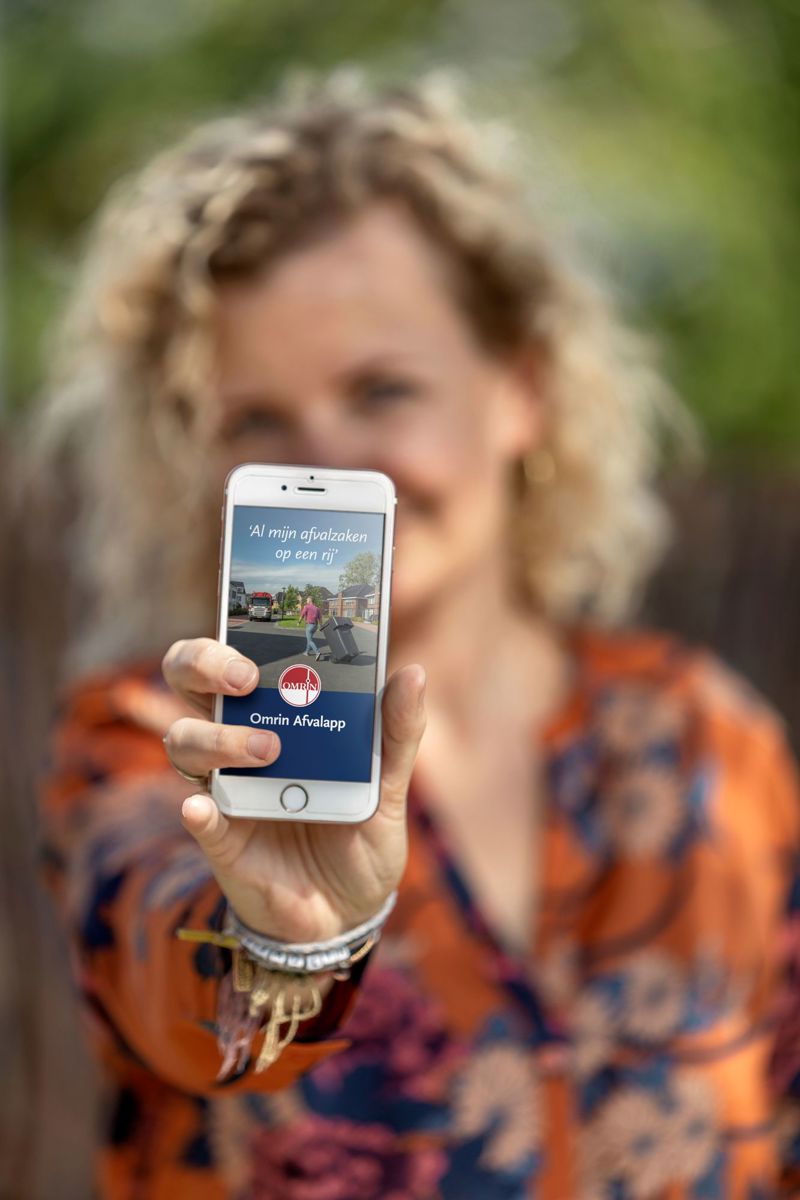 Hand Met Afvalapp Op Mobiel Vrouw LR Staand