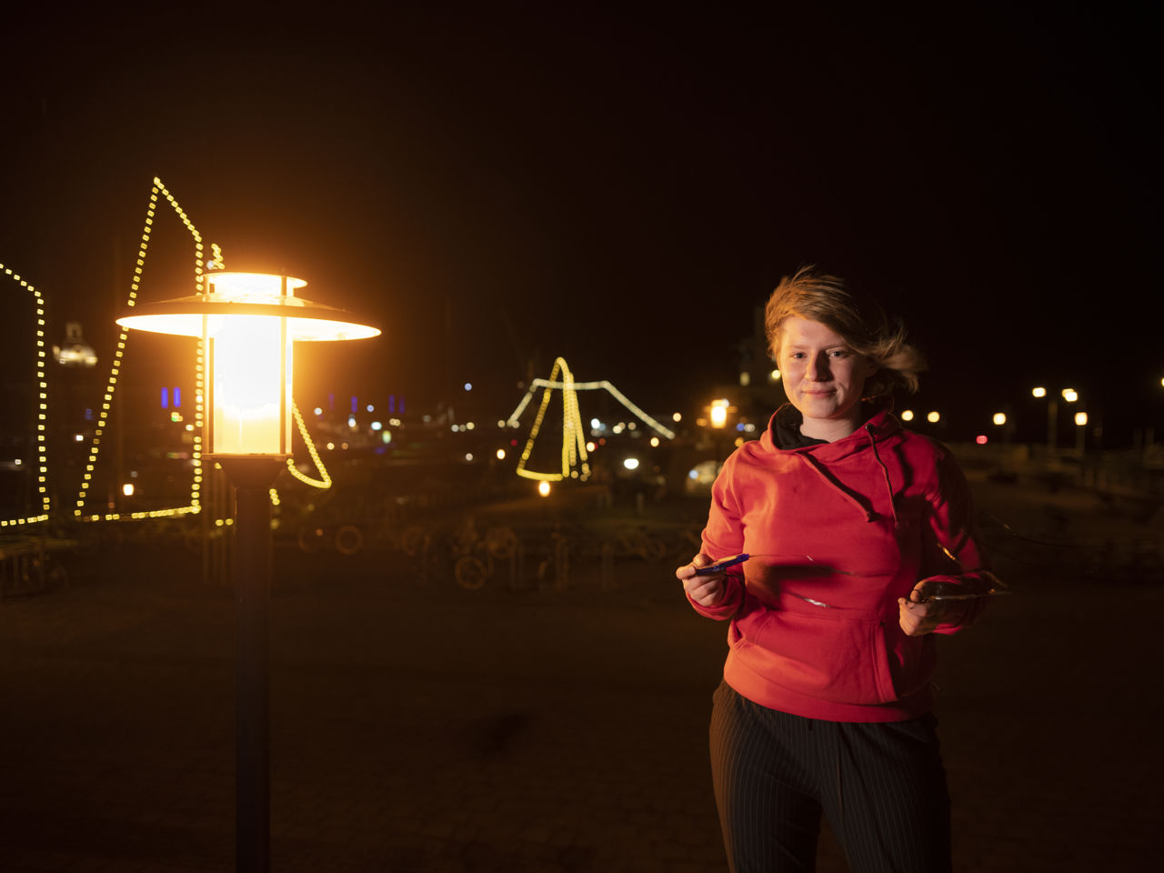 Kind Bij Duurzame Lantaarnpaal