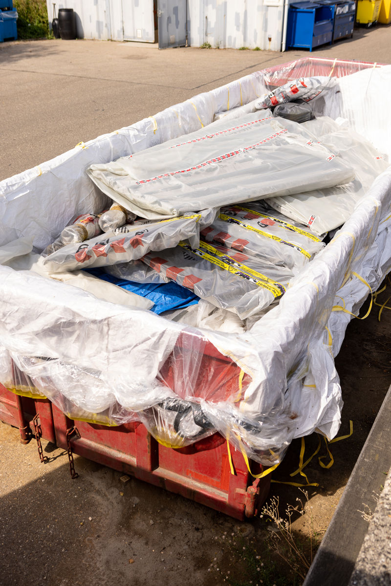 Asbest Verpakt In Container LR Staand