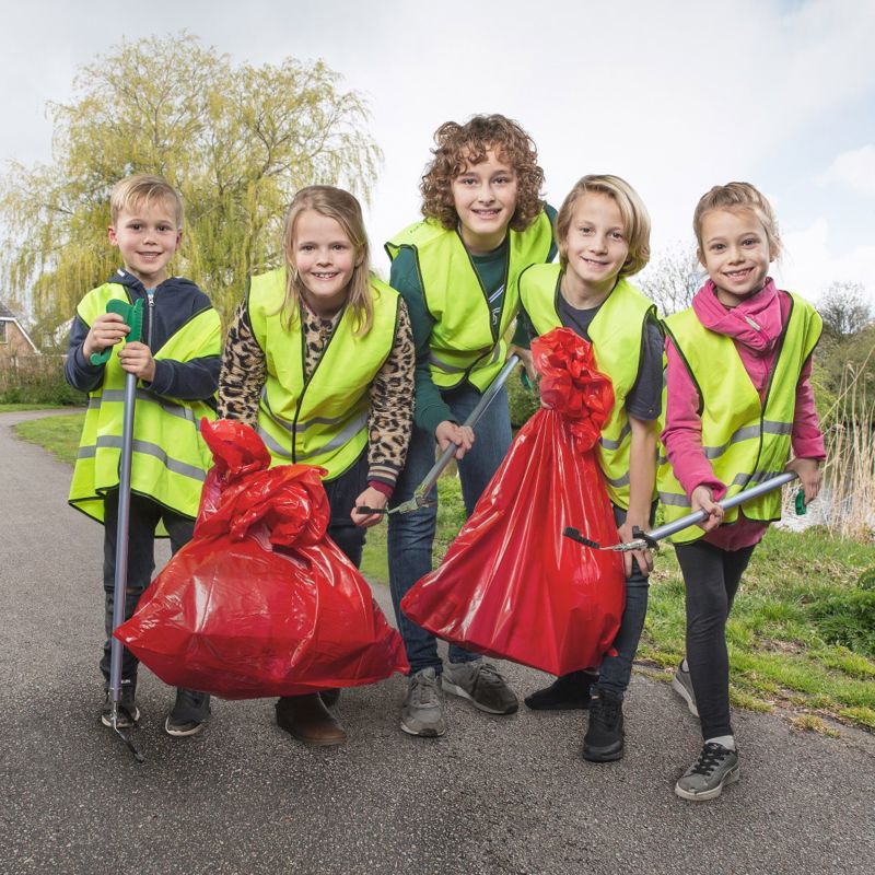 Kinderen Met Afvalgrijpers En Rode Omrin Zakken