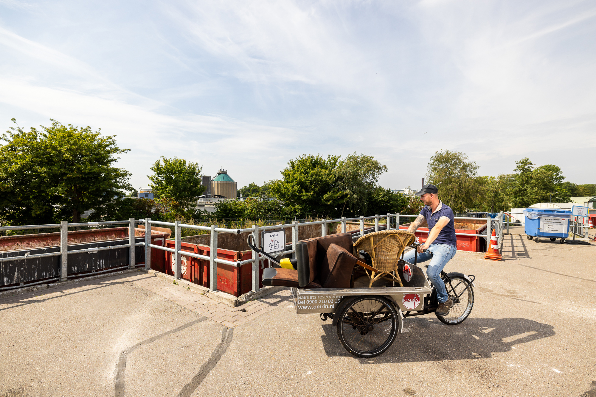 Bakfiets Met Michiel Met Containers Op Achtergrond LR Liggend