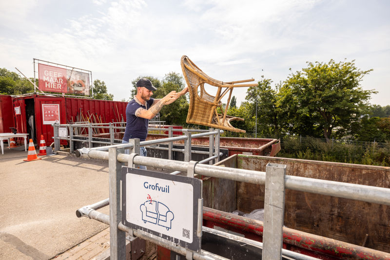 Grof Huishoudelijk Afval Container Michiel Gooit Stoel In Container LR Liggend