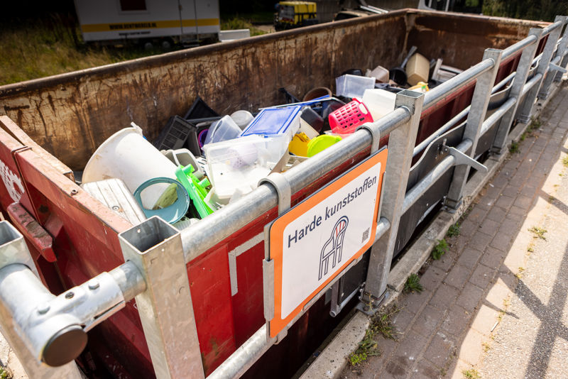 Hard Plastic In Container Met Afvalsoort Bordje LR Liggend