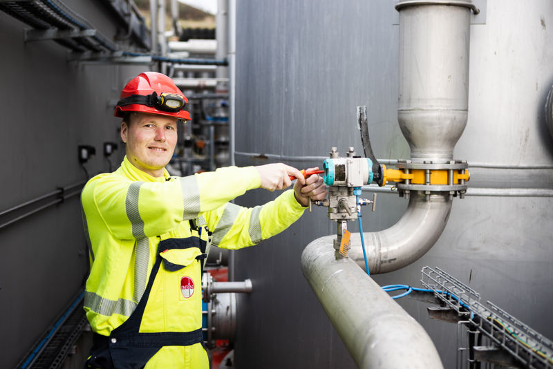 SBI Elektomonteur Bij Gasinstallatie Kijkt In Camera LR 105