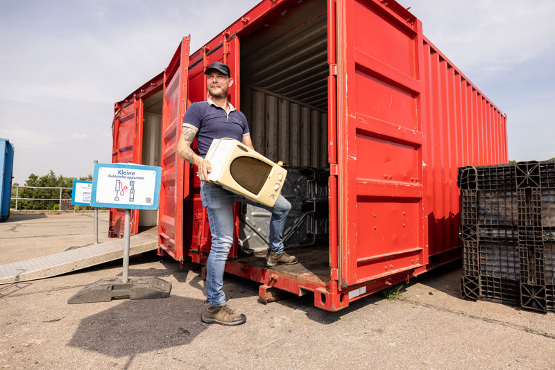 Klein Huishoudelijke Apparaten In Container Michiel Loopt Container In Met Magnetron LR Liggend