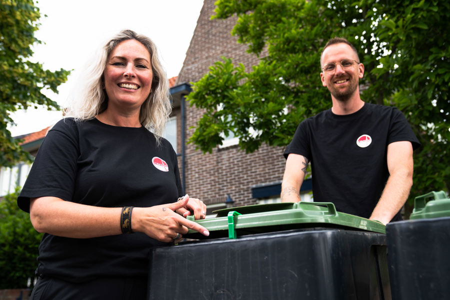 Sjoerdje en Bram staan bij biobak met KlepKlip
