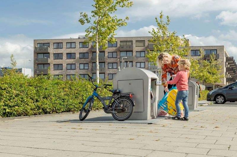 Vrouw En Kind Bij Glasbak LR Liggend