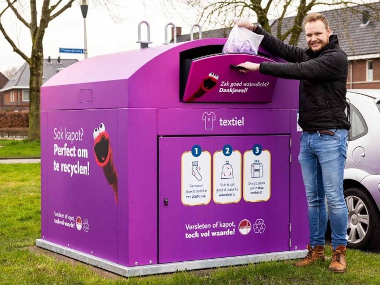 Sietze Bij Paarse Textielcontainer