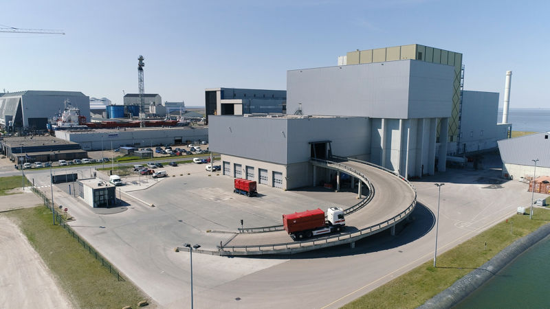 REC Inzamelauto Rijdt Naar Afvalbunker