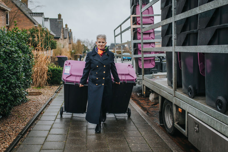 Heidi Den Hartigh Plaatst Nieuwe Containers