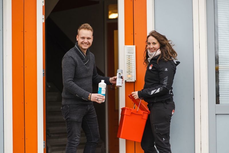 Afvalcoaches Sietse En Rintyna Met Milieubox LRL