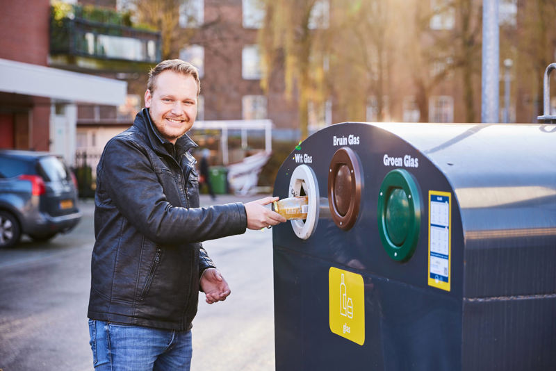 Sietse Gooit Potje In Bovengrondse Glascontainer LR