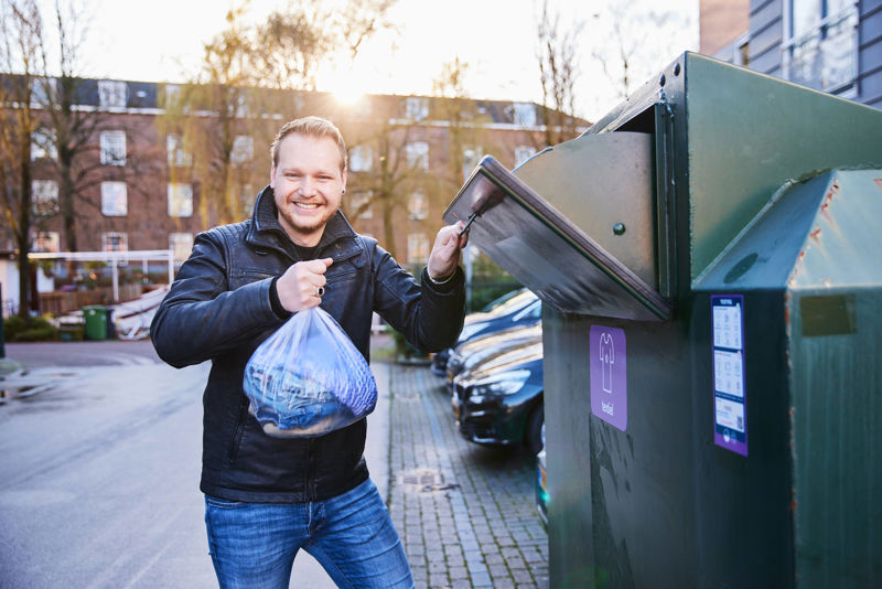Sietse Gooit Textiel In Container LR Liggend