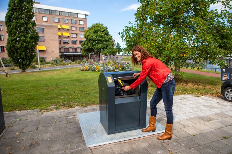 Elske Gooit Zak In Ondergrondse Container LR Liggend