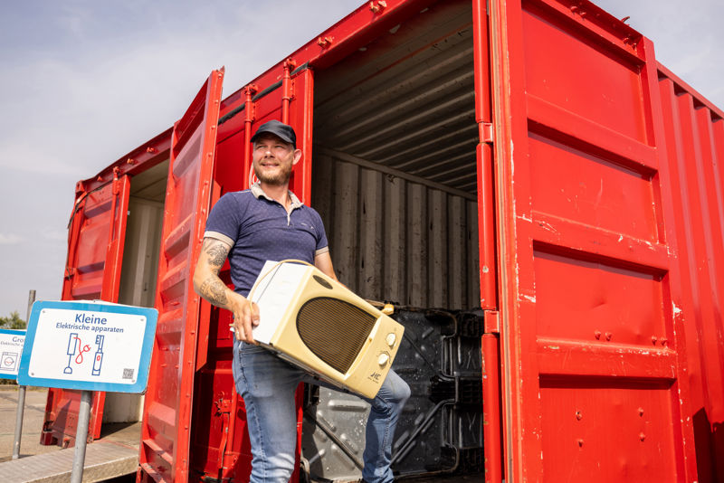 Klein Huishoudelijk Apparaten Container Michiel Loopt Container In Met Magnetron Close Up HR Liggend